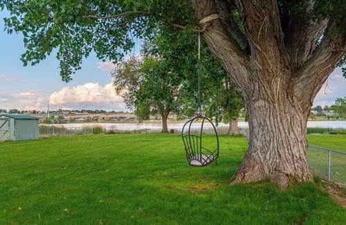 Moses Lake House | Lakefront 4-bedroom house with AC, WiFi in parklike setting on Moses Lake.
