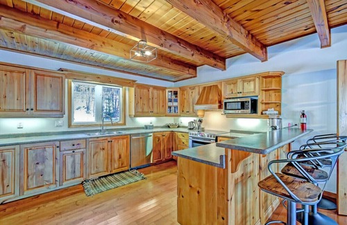Algonquin Highlands Apartment | Lakefront, 4000sq/f, Gym, Beach, Hot Tub, Sauna