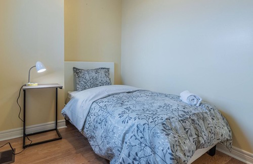 Alcona Cottage | Lakefront 4BDR Cottage in Innisfil with Firepit, BBQ and 500Mbps WiFi