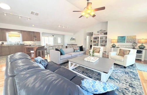Moneta House | Lakefront 4BR, Private Dock, Fire Pit, Internet, Kayaks, game room, quiet coven