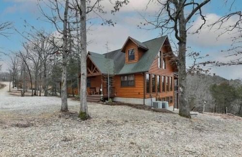 Eagle Rock House | Lakefront 5 Bedroom, 3 Bath Cabin on Tablerock Lake, PONTOON available to rent!