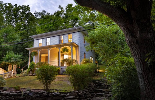 Town of Jerusalem House | Lakefront 5BR Cottage on Keuka Lake w/Firepit