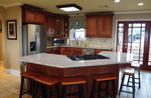 Gilbert House | Lakefront 5BR w/Jacuzzi and Grill – Sleeps 12