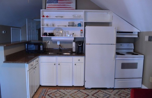 Gilbert House | Lakefront 5BR w/Jacuzzi and Grill – Sleeps 12