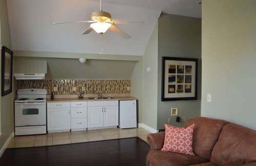 Gilbert House | Lakefront 5BR w/Jacuzzi and Grill – Sleeps 12