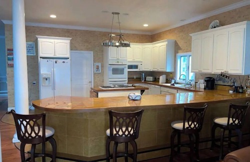 Jeddo House | Lakefront 9 bedroom house sleeps 21+