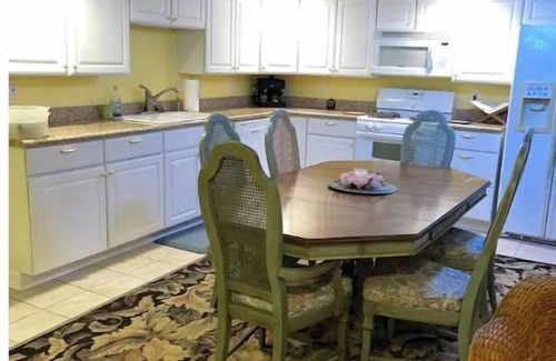Jeddo House | Lakefront 9 bedroom house sleeps 21+
