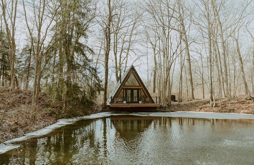 Navarre Cabin | Lakefront A-Frame -Fireplace, Kayaks, Soaking Tub, Retreat for couples or solo