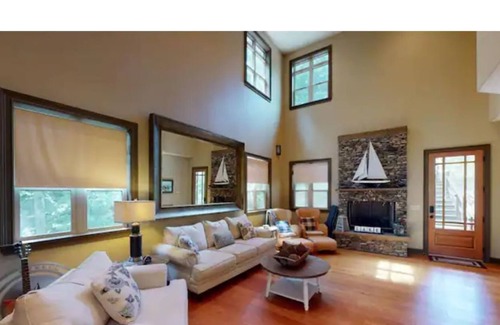 Savannah House | Lakefront Access 6-bed Pickwick Lake House w/ Dock