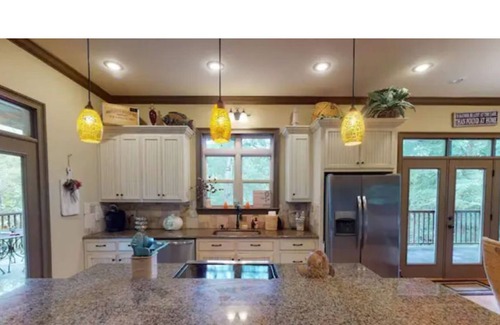 Savannah House | Lakefront Access 6-bed Pickwick Lake House w/ Dock