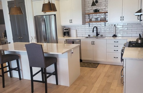 Fort Erie Apartment | Lakefront Accommodation 1 Bedroom 1 Bathroom space Sleep 2 persons on lake Erie
