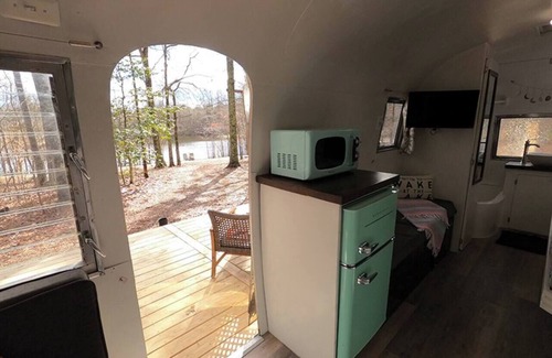 Trevilians House | Lakefront Airstream - Farm Animals - Fish, Swim, Boat, Hike/Bike 5+Miles Trails