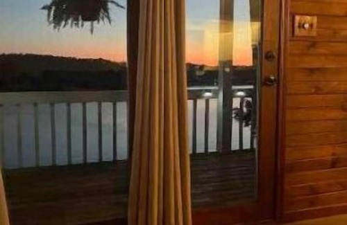 Perks House | Lakefront, amazing views, boat rentals available