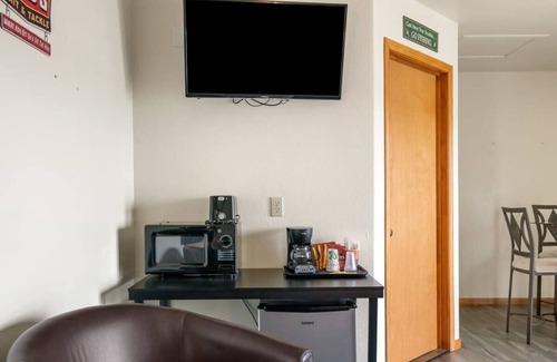 Mayfield Apartment | Lakefront at Fife Lake Lodge 6 double beds