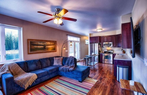 North Pole Apartment | Lakefront Aviators Aurora Retreat