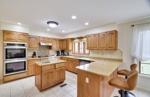 Henryville House | LAKEFRONT BACKYARD! Secluded Fishing, Kayaks, Arcade Room, Poker Room and Gym!