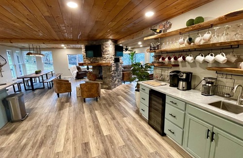 La Follette Cabin | Lakefront, Baltic jacuzzi, 6bdrm, 3 fire pits, kayaks, 24’outdoor Bar!sxs trails