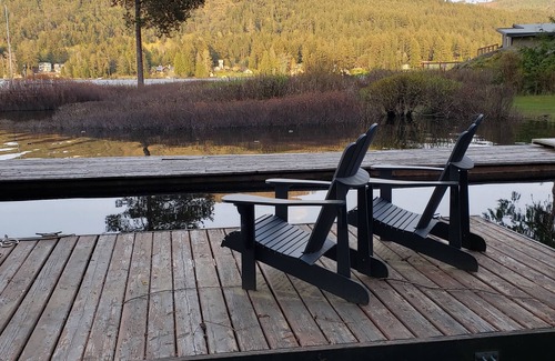 Shawnigan Lake Cabin | Lakefront Basement Suite with Hot Tub