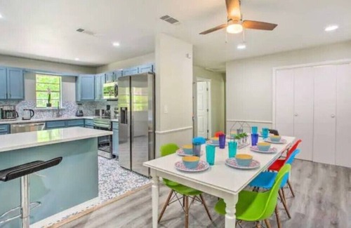 Quinlan House | Lakefront Beach House Retreat - Escape to Nature!