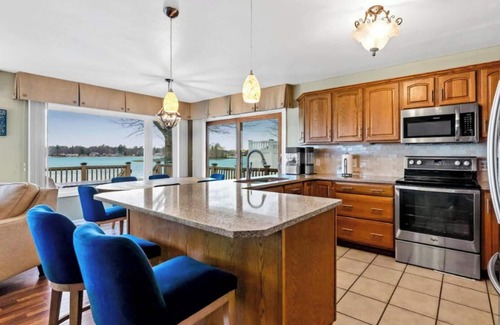 Twin Lake House | Lakefront +Beach | Pontoon Rtl | Hot Tub + Kayaks