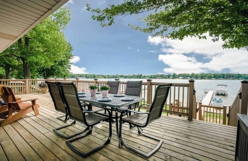 Twin Lake House | Lakefront +Beach | Pontoon Rtl | Hot Tub + Kayaks