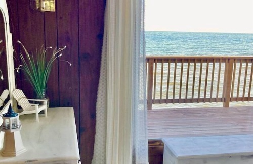 Montague Cottage | Lakefront Beach Resort,Huge Deck & Amazing Sunsets