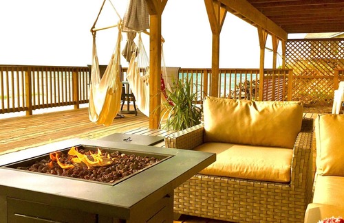 Montague Cottage | Lakefront Beach Resort,Huge Deck & Amazing Sunsets