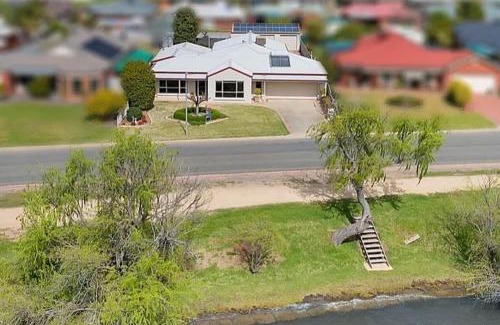 Yarrawonga House | Lakefront Beauty ! Pet friendly