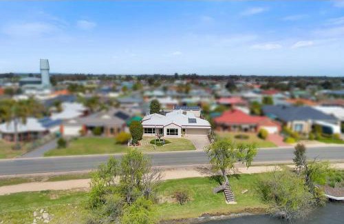 Yarrawonga House | Lakefront Beauty ! Pet friendly