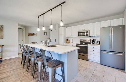 Birchwood Condo | Lakefront Birchwood Condo w/Pool & Hot Tub!