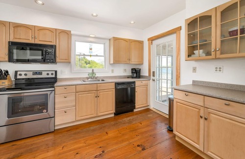 Weirs Beach House | 🌟 Lakefront Bliss Awaits – Your Ultimate Getaway! 🏡🌊⛰️