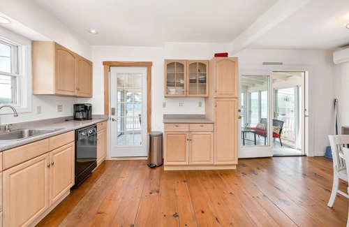 Weirs Beach House | 🌟 Lakefront Bliss Awaits – Your Ultimate Getaway! 🏡🌊⛰️