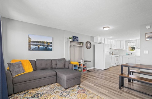 Shelbyville House | Lakefront Bliss - Chic Cottage/Dock/Boat Rentals