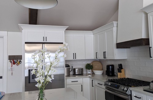 Oroville House | Lakefront Bliss: Modern Farmhouse Retreat - Newly Renovated, Steps to the Water!