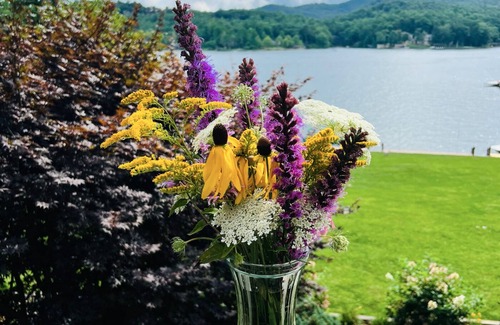 Lake Toxaway House | Lakefront Bliss Nestled in Great Smoky Mountains