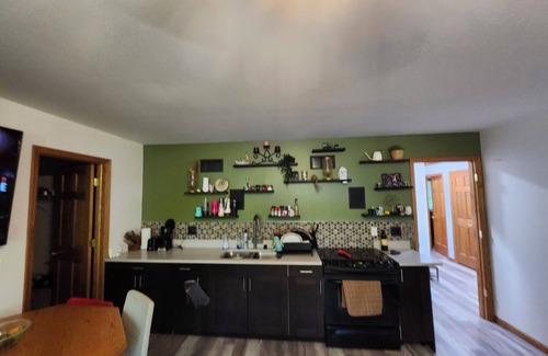 Ingleside House | Lakefront Bliss: Your Ultimate Vacation Haven Surrounded by Nature