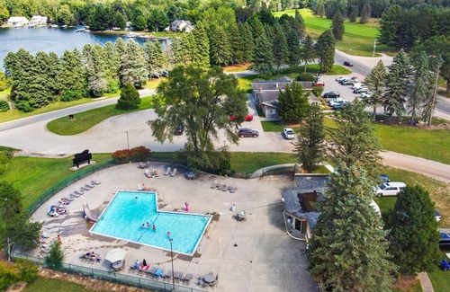 Canadian Lakes Cottage | Lakefront Blue Cottage Canadian Lakes