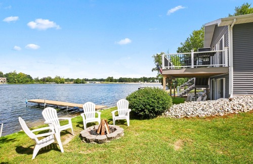 Canadian Lakes Cottage | Lakefront Blue Cottage Canadian Lakes