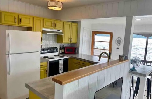 Burdett House | Lakefront Bungalow