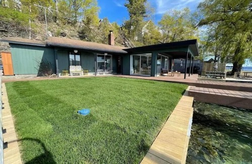 Burdett House | Lakefront Bungalow