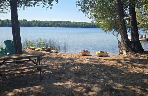 Admaston/Bromley House | Lakefront cabin and camper for 2 adults. Weekly rental Friday 4pm to Friday 11am