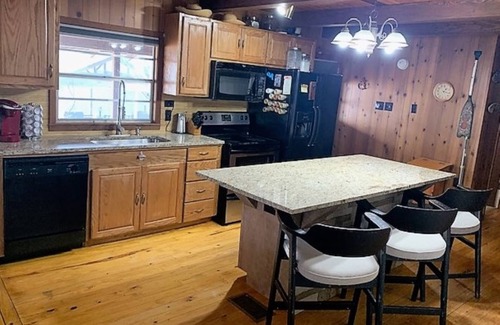 Oakland House | Lakefront Cabin at Point Pleasant on Enid Lake