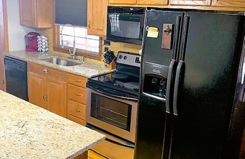 Oakland House | Lakefront Cabin at Point Pleasant on Enid Lake