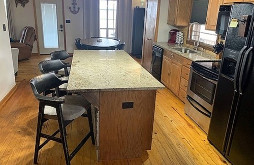 Oakland House | Lakefront Cabin at Point Pleasant on Enid Lake