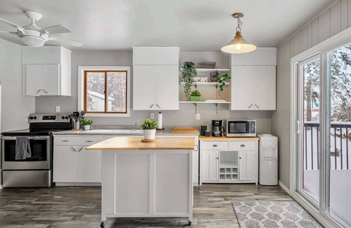 Central Alberta House | Lakefront Cabin Cozy Retreat 5Beds TV + Wifi