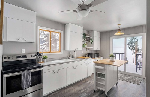 Central Alberta House | Lakefront Cabin Cozy Retreat 5Beds TV + Wifi