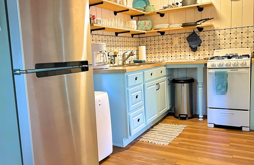 Mayfield Cabin | Lakefront Cabin - Hot Tub, Kayaks, Canoe, Pedal boat, Fishing Dock- Pet friendly