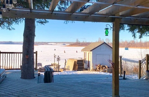 Parkland County Cabin | Lakefront cabin on beautiful Lake Isle.