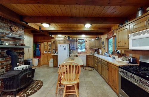Beaver Cove Cabin | Lakefront Cabin on a Double Lot w/500' of Pebble Beach, Outdoor Fireplace, WiFi