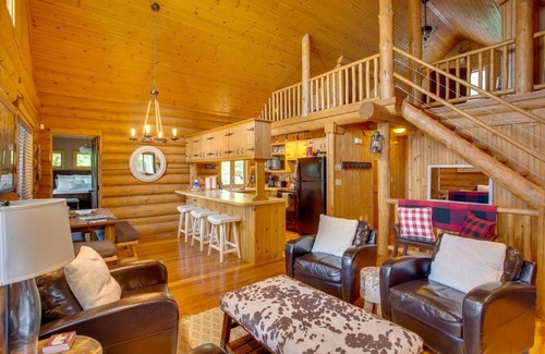 New London House | Lakefront Cabin Retreat, 2-Acre Lot with Deck!